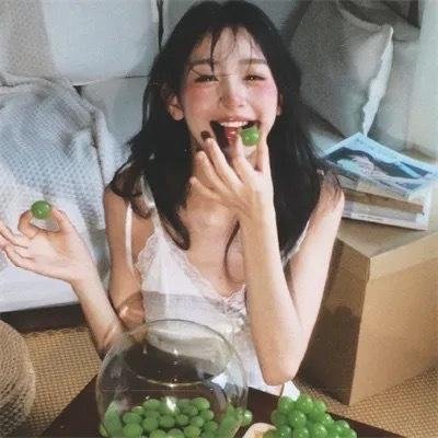 小黄花青草地封面